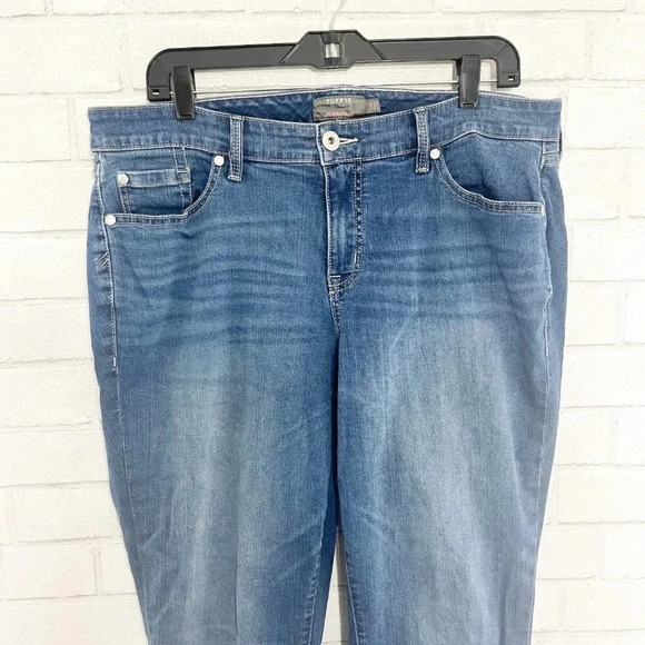 Torrid Medium Wash Boyfriend Straight Jeans Women's Plus Size 14 Regular - Picture 3 of 8